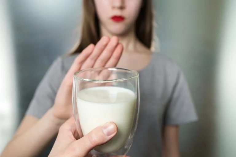 Los riesgos de beber leche cruda.